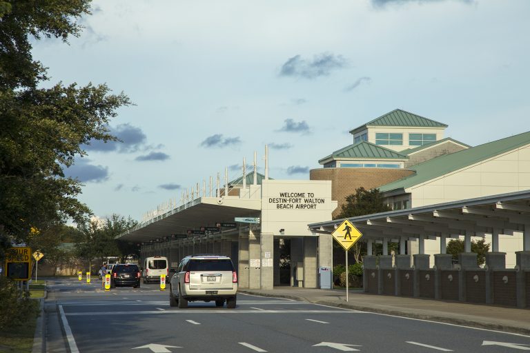 Photo of arrivals/depatures pickup lane at Destin-Fort Walton Beach Airport